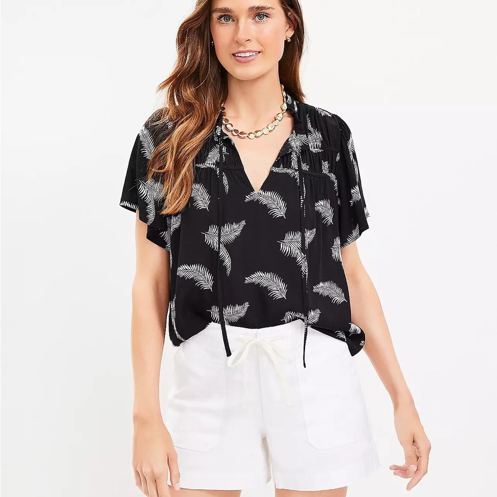 NWT Loft Small Palm Feather Ruched Ruffle Tie Neck
Тор Blouse short sleeves
